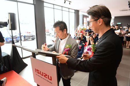 images/newsimages_bm/2025/Signing the plaque.jpg#joomlaImage://local-images/newsimages_bm/2025/Signing the plaque.jpg?width=4176&height=2784